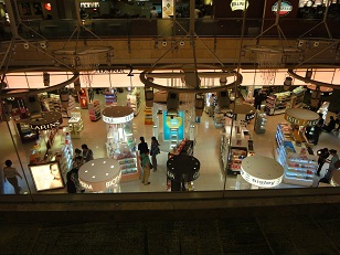 チャンギ空港の三階から見下ろした風景