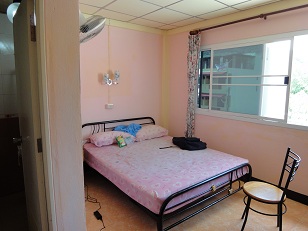 ちょっと狭いですけど、ちびっこなので大丈夫