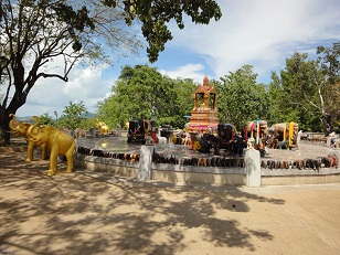 大きい像から小さい像までさまざまな像達