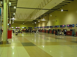 だだっぴろいフロアにチェックインカウンターがずらり