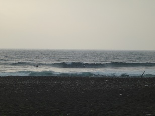 高知県尾崎の朝一サーフィン写真じゃ、波がヨレトルの～～～