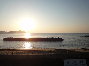 海間に見える朝日は綺麗やの～～～