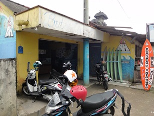 ウルワツの近くにあるサーフボードショップ