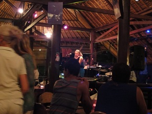 日本食レストラン「漁師」にてライブ中