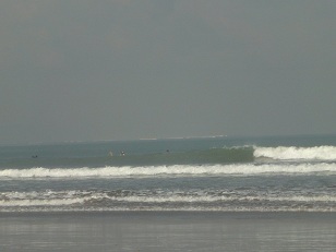 誰も乗ってないいい波