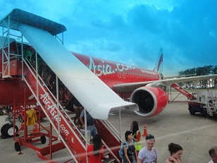 エアアジアの真っ赤な飛行機と真っ赤な制服