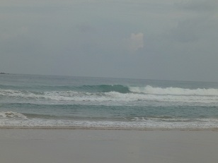 今日の波ではないけど、プーケットはこんな感じの波です