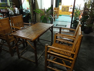 趣のあるコーヒー屋のテーブルセット