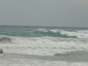 2011年6月15日、昼のカタビーチの波