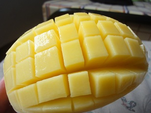 タイ産マンゴーを切ってみました