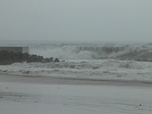 台風ウネリでぐちゃぐちゃの多々戸浜