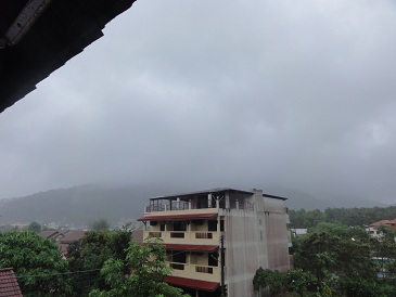 どんよりとした雲が山を覆ってます