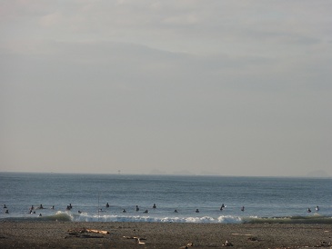 サーファーで混雑の小松海岸