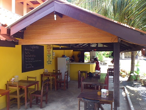 宿の近くのローカル食堂