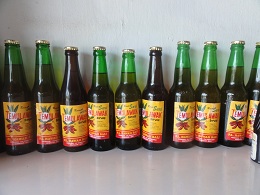 同じ商品なのに瓶の大きさが違うし色も違うあやしさ満点な飲み物