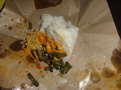 朝鮮ニンジンコーヒーを飲みながらご満悦のホテルスタッフ