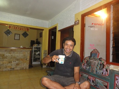 朝鮮ニンジンコーヒーを飲みながらご満悦のホテルスタッフ