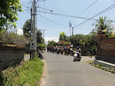 お祭りがお葬式か？たくさんの人が歩いていました