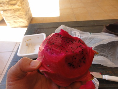 ドラゴンフルーツ。果肉は真っ赤でなかなか甘みがあります