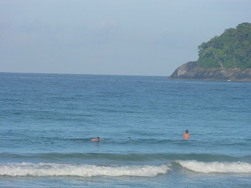 サーファーが一人だけ入ってますが、乗れないでしょ？？？