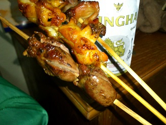 焼き鳥とシンハービール