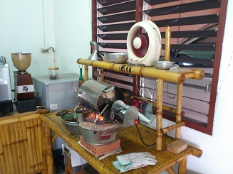 コーヒー豆を焙煎中