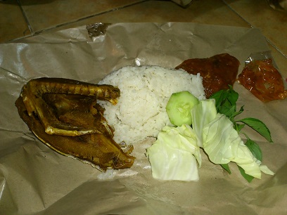 ベベゴレン（アヒル揚げ）