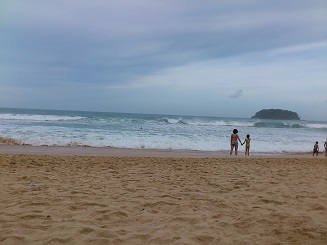 カタビーチで波乗り