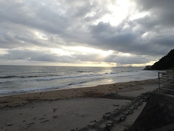 早朝の船磯の波