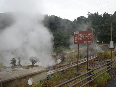 道路端で噴煙がモクモクと