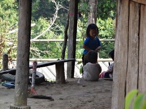 少数民族、モン族の村にて