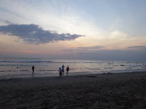 夕日に照らされたバリ島クタビーチ