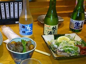 カツオの塩たたき、鶏ヒモ、清水サバの刺身を地酒でいただく