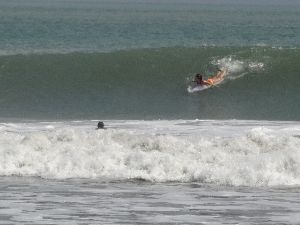 小波に見えるけどそこそこデカイ波だよクタビーチ