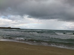 虹が顔を出した船磯