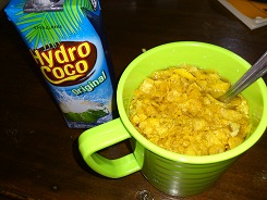 コーンフレークにココナッツジュース