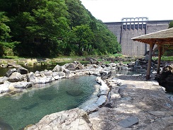岡山県の湯原温泉「砂湯」