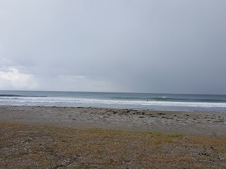 能登半島の先っぽで波乗り