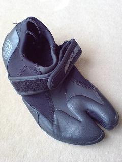 ソールがゴムで側面がメッシュ素材のリーフブーツです