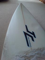 ストリンガーはサーフボードの補強材です