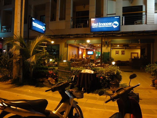 夜に見えるREDSNAPPERの外観です