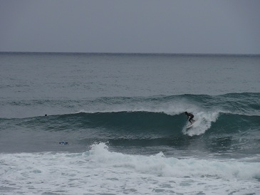 高知県尾崎ビーチでのサーフィン写真です