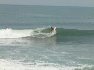 ボトムターンからリップへ、理想的な動きです