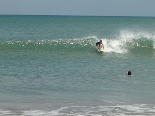 波がタルイので重心を低くして板を走らせています