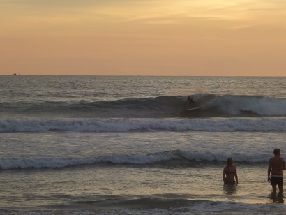 夕焼けと波乗りの見事なプーケットビーチ