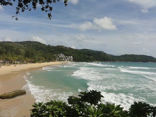 岩場付近から割れる小波が最高です