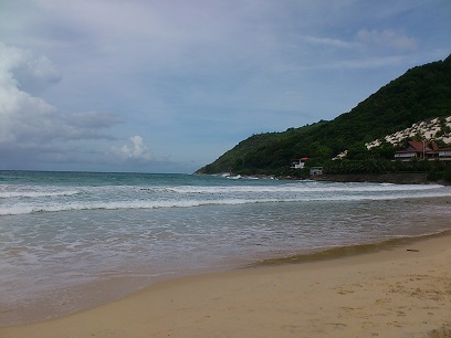 ナイハンビーチを見下ろすホテルなら波チェックが簡単