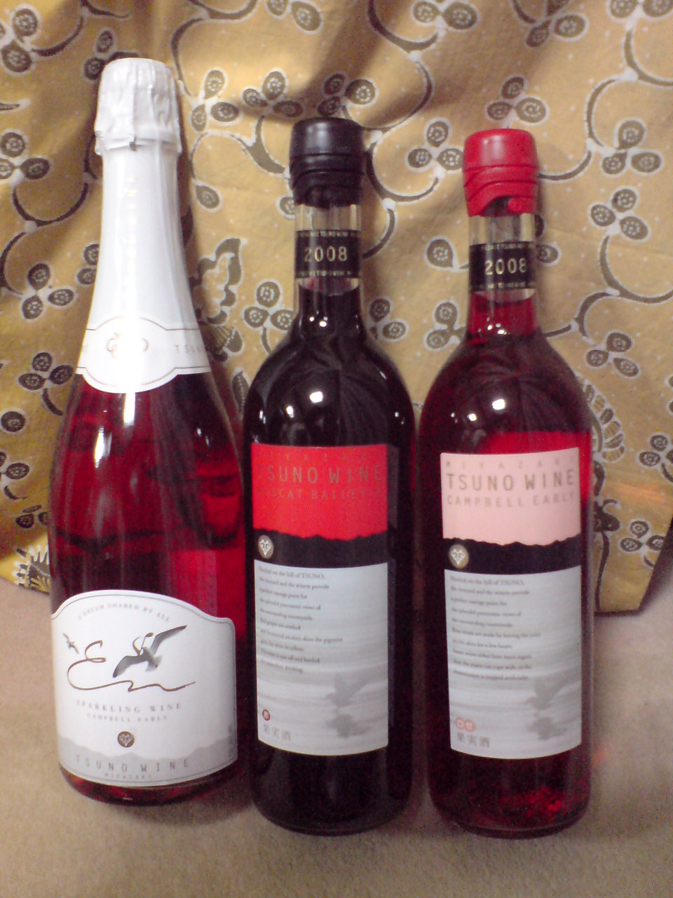 宮崎県のワインです、左からスパークリング、赤ワイン、ロゼ