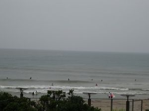 曇りな千畳での波乗り写真